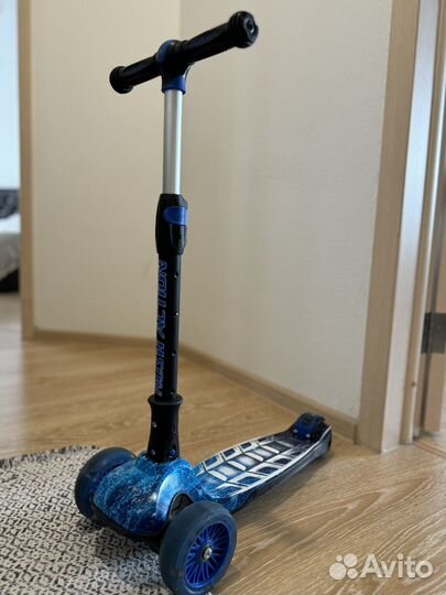 Самокат трехколесный