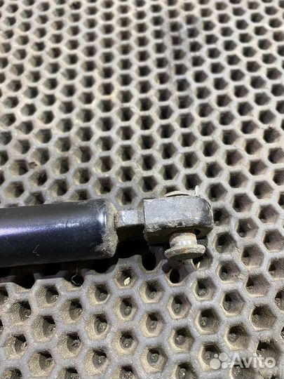 Амортизатор капота Ауди 80 B4 Audi