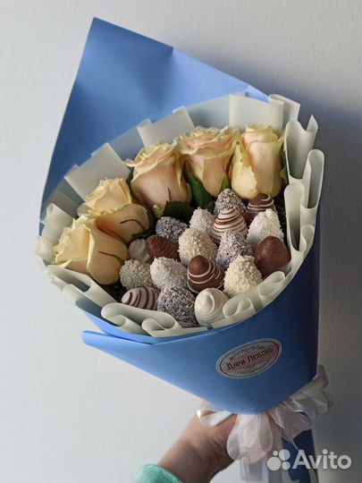 Букет из роз и клубники