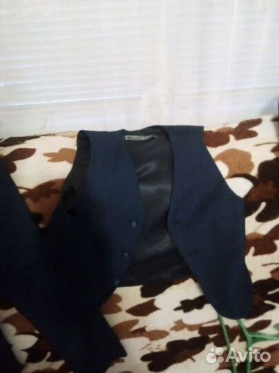 Костюм тройка на мальчика 7-8 лет