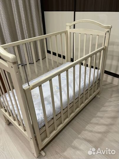 Детская кроватка с маятником и ящиком