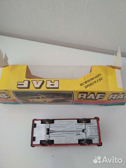 Модель автомобиля 1:43