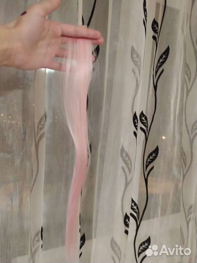 Розовая прядь на заколке