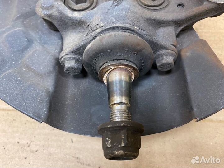 Кулак поворотный передний левый Volvo Xc90 UK