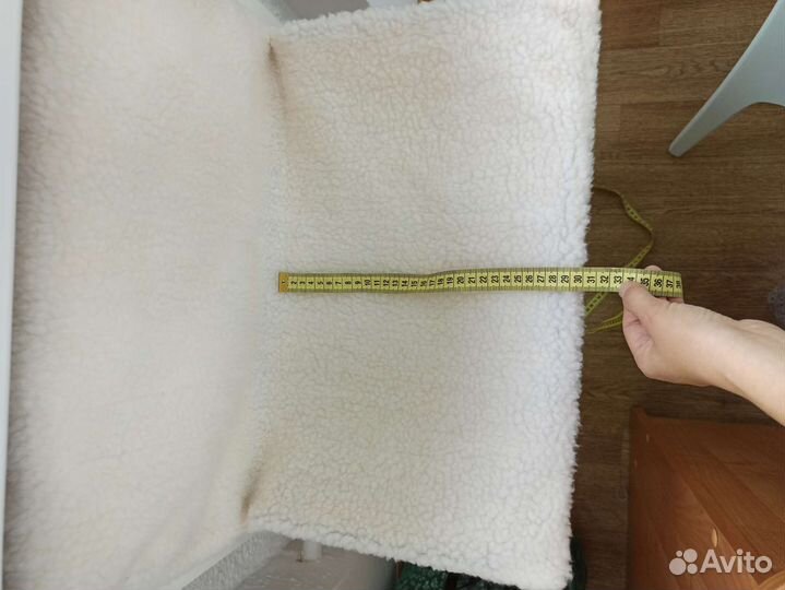 Лежанка для собак и кошек крепится на батарею