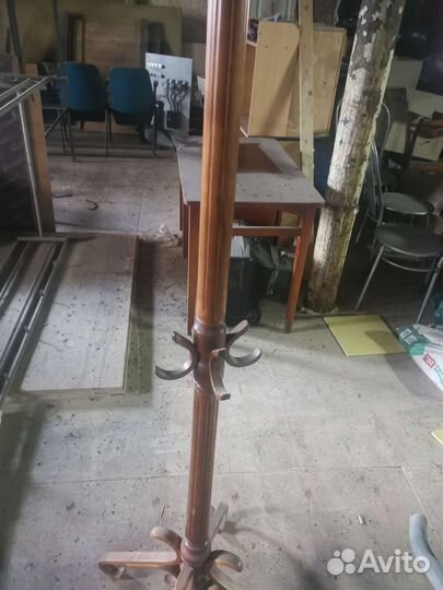 Деревянная вешалка