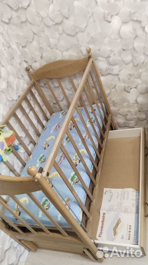 Кроватка с маятником, ящиком для белья и матрасом