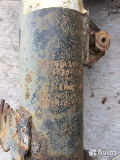 Амортизатор передний стойка Toyota Avensis 250