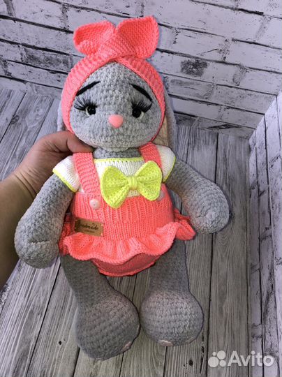 Зайка вязаный (игрушка ручной работы)