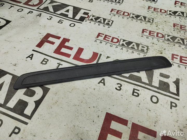 Накладка на порог салона передняя правая Toyota