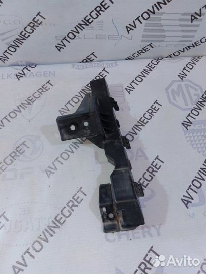 Кронштейн бампера передний правый Kia Ceed 2