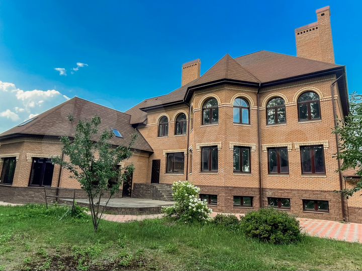 Дом 872,9 м² на участке 18,3 сот.