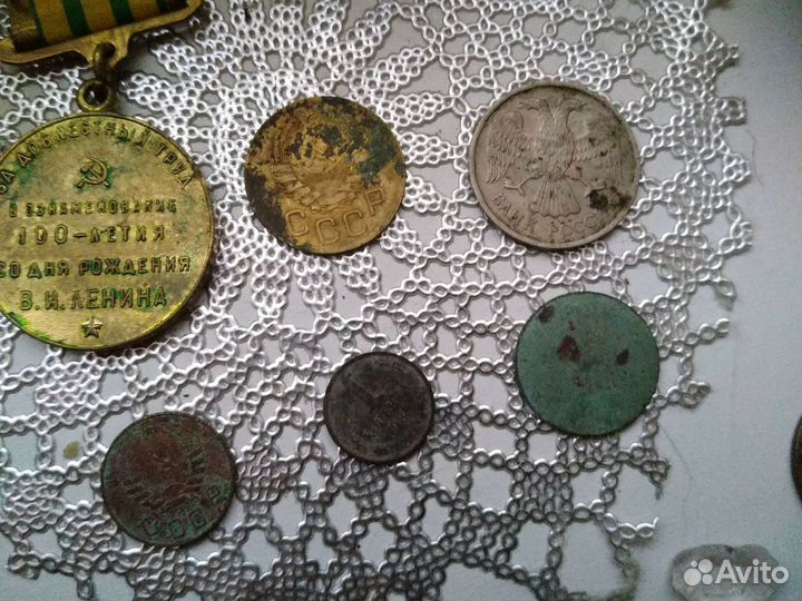 Медаль и ещё 5 старых монет