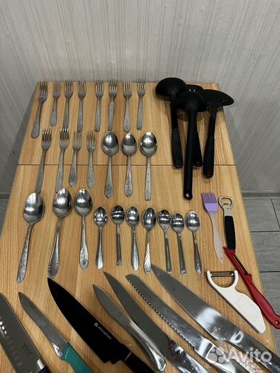 Набор вилок, ложек и ножей