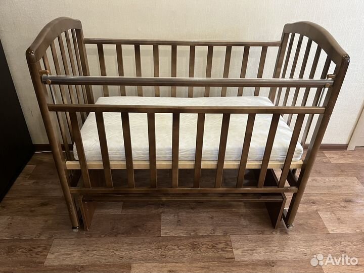 Детская кроватка с маятником