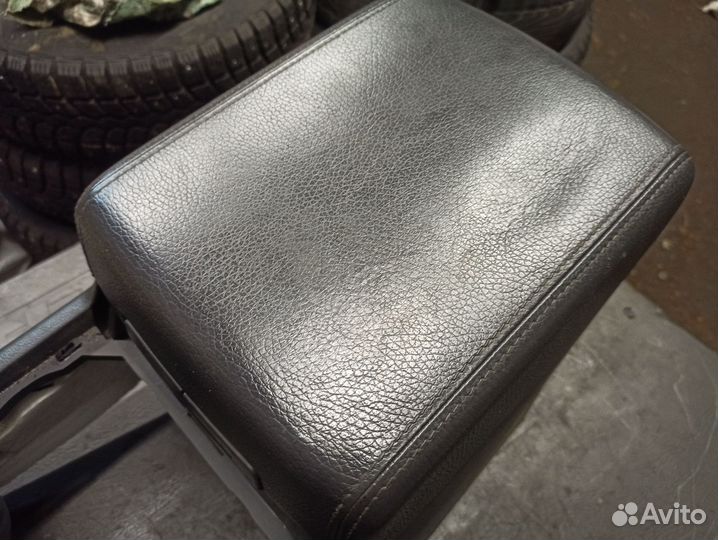 Подлокотник Volkswagen Touareg 7L