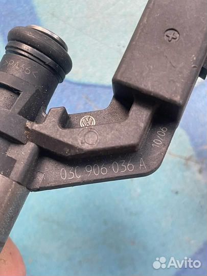 Форсунка топливная бензиновая 03C906036A