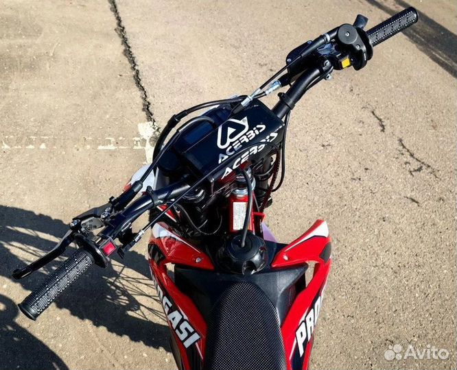 Мотоцикл Progasi super MAX 300 витрина