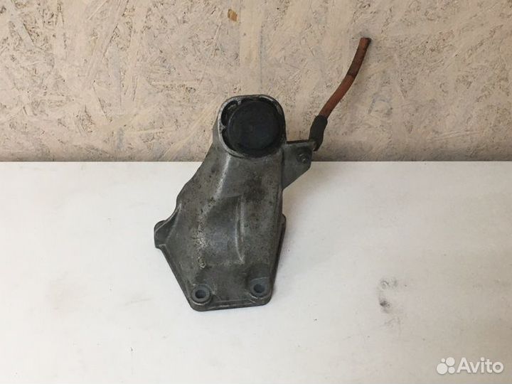 Кронштейн двигателя Audi 80 B3