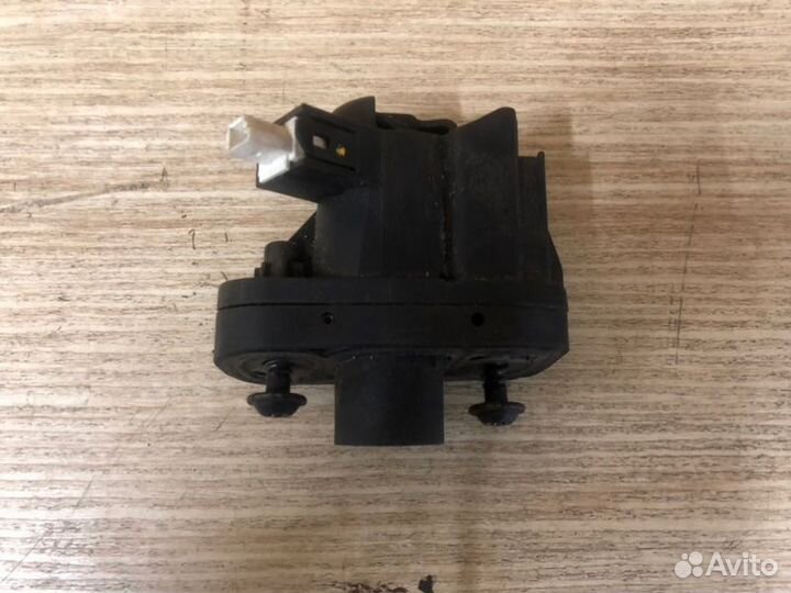 Замок багажника Mercedes-Benz S-Class W221