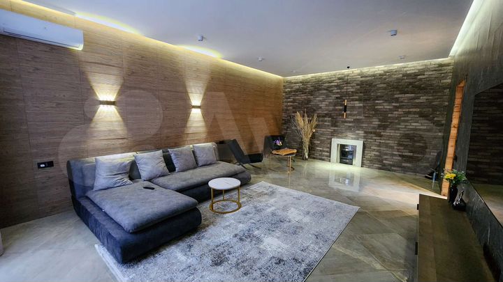 Дом 1300 м² на участке 11 сот.