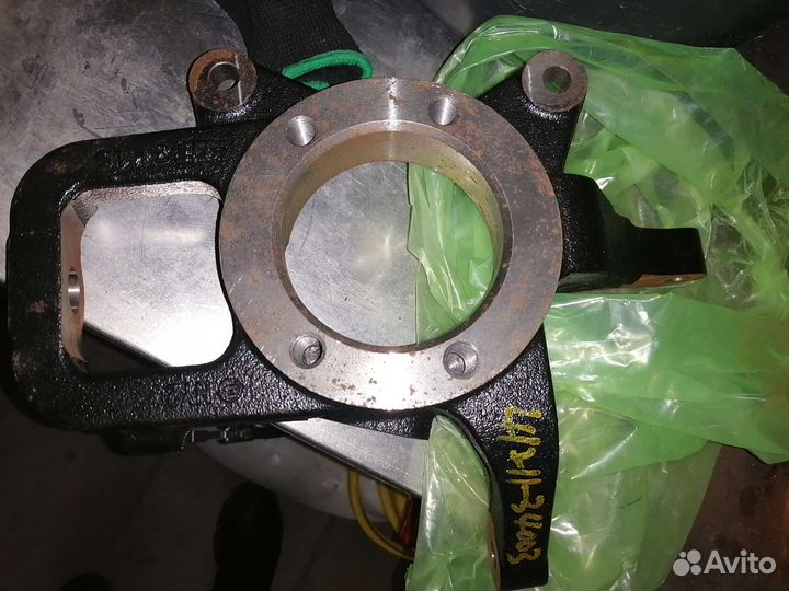 Левый передний кулак SsangYong