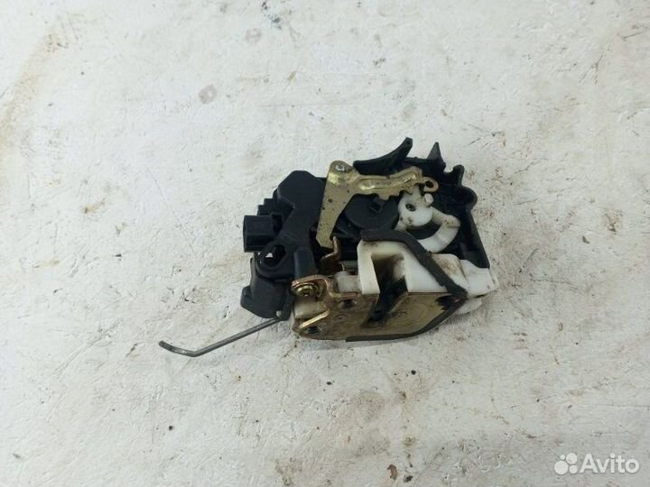 Замок двери передний правый Mitsubishi Lancer 9