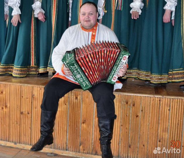 Поющий баянист