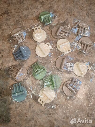 Крючок тройной на клейкой основе