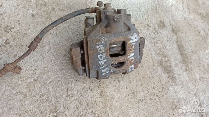 Toyota Yaris 2 передний правый суппорт