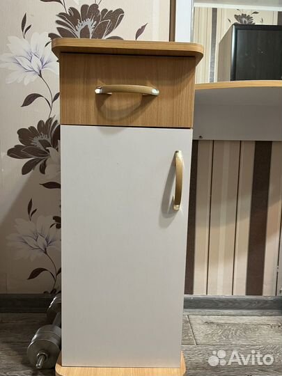 Туалетный столик с зеркалом