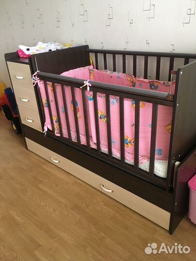 Детская кровать с маятником и комодом