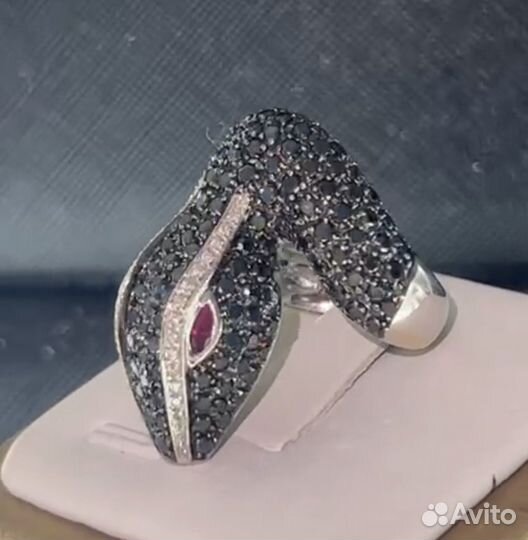 Золотое кольцо с бриллиантами и рубинами