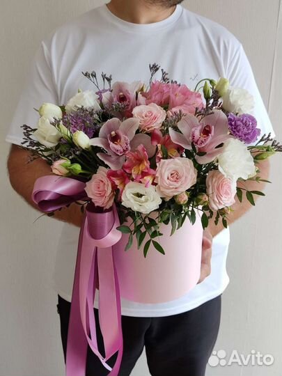 Коробка с орхидеями, эустомой и розами