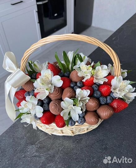 Клубника в шоколаде с цветами