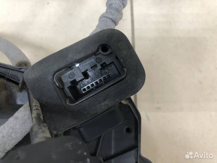 Замок двери передней правой Volkswagen Polo Sed RU