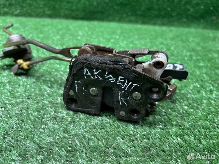 Замок двери передний правый Hyundai Accent 2