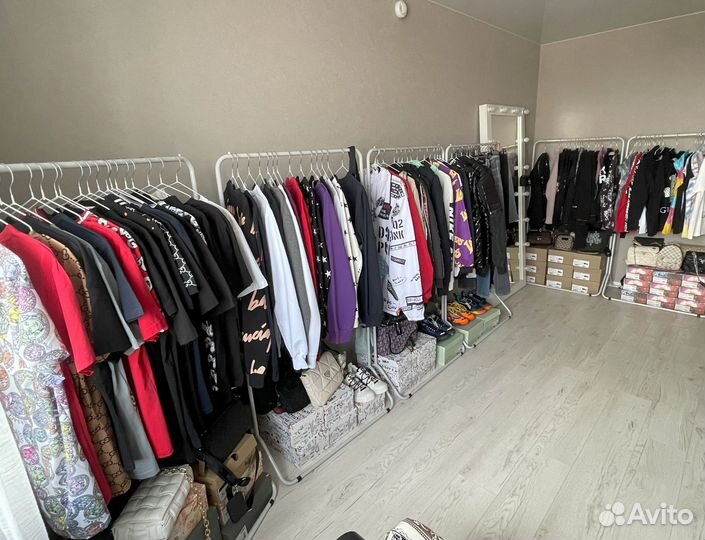 Товарный остаток брендовой одежды футболки кофты