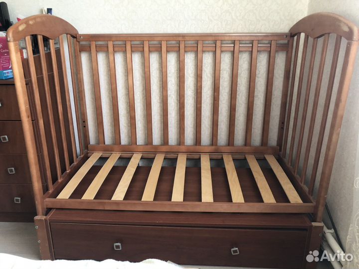 Детская кроватка с универсальным маятником