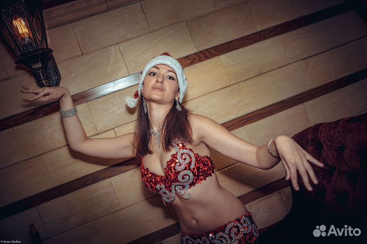 Восточный костюм ярко-красный блестящий