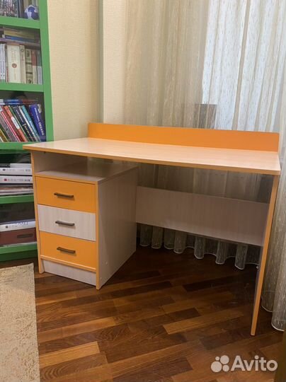 Письменный стол и стеллаж