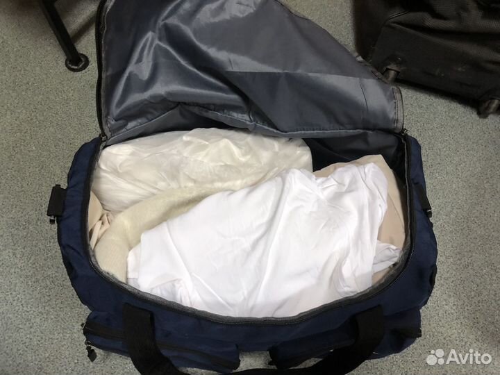 Вещи белого цвета сумкой