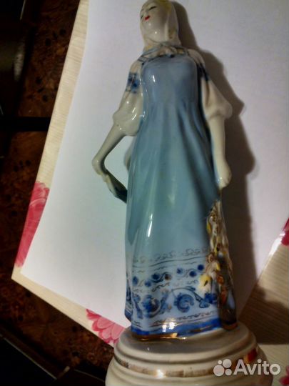 Фарфоровая статуэтка Березка