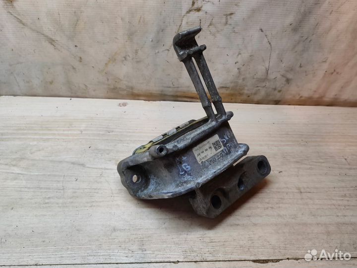 Опора двигателя правая Skoda Octavia A7