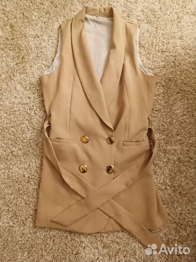 Бежевый жилет с поясом (размер L)