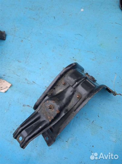 Кронштейн радиатора Mercedes W220 S320 2001