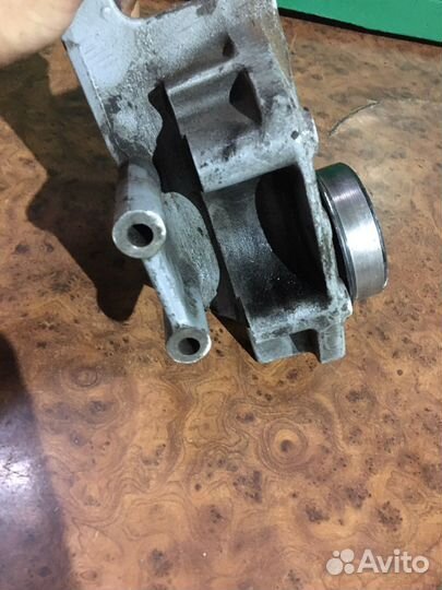 Кронштейн гура Mitsubishi Chariot Grandis N84W