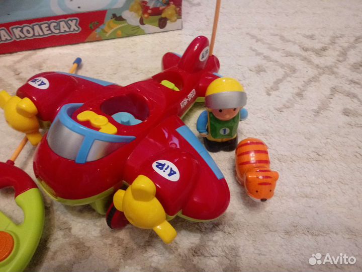Радиоуправляемый самолет и игрушки