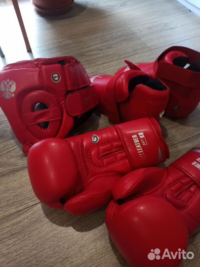 Боксерские перчатки, шлем, защита Clinch