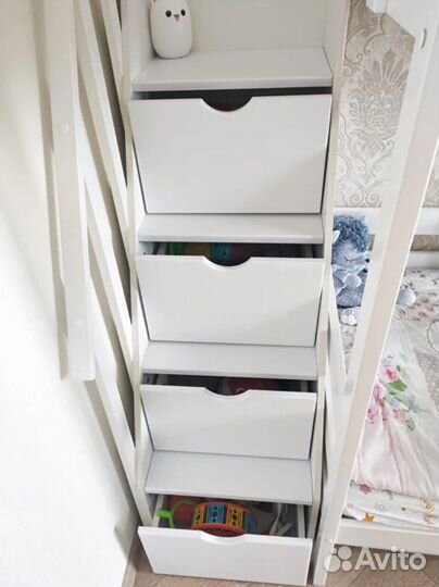 Двухярусная кровать-домик с лестницей комодом